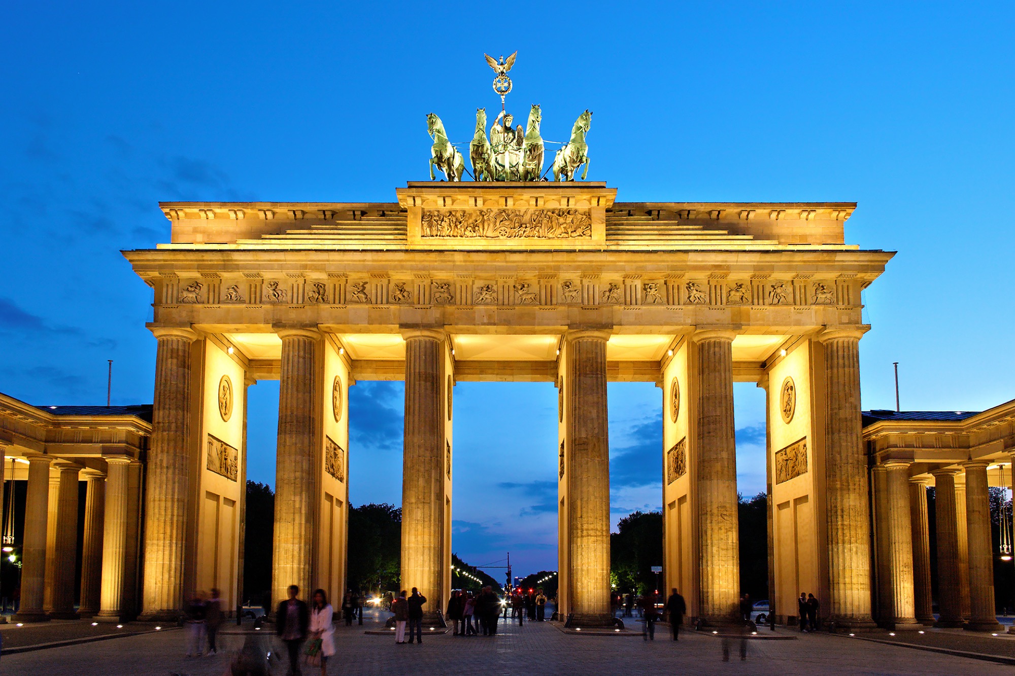 Brandenburger Tor am Abend, öffentlicher Grund mit Auflagen für Aufbauten
