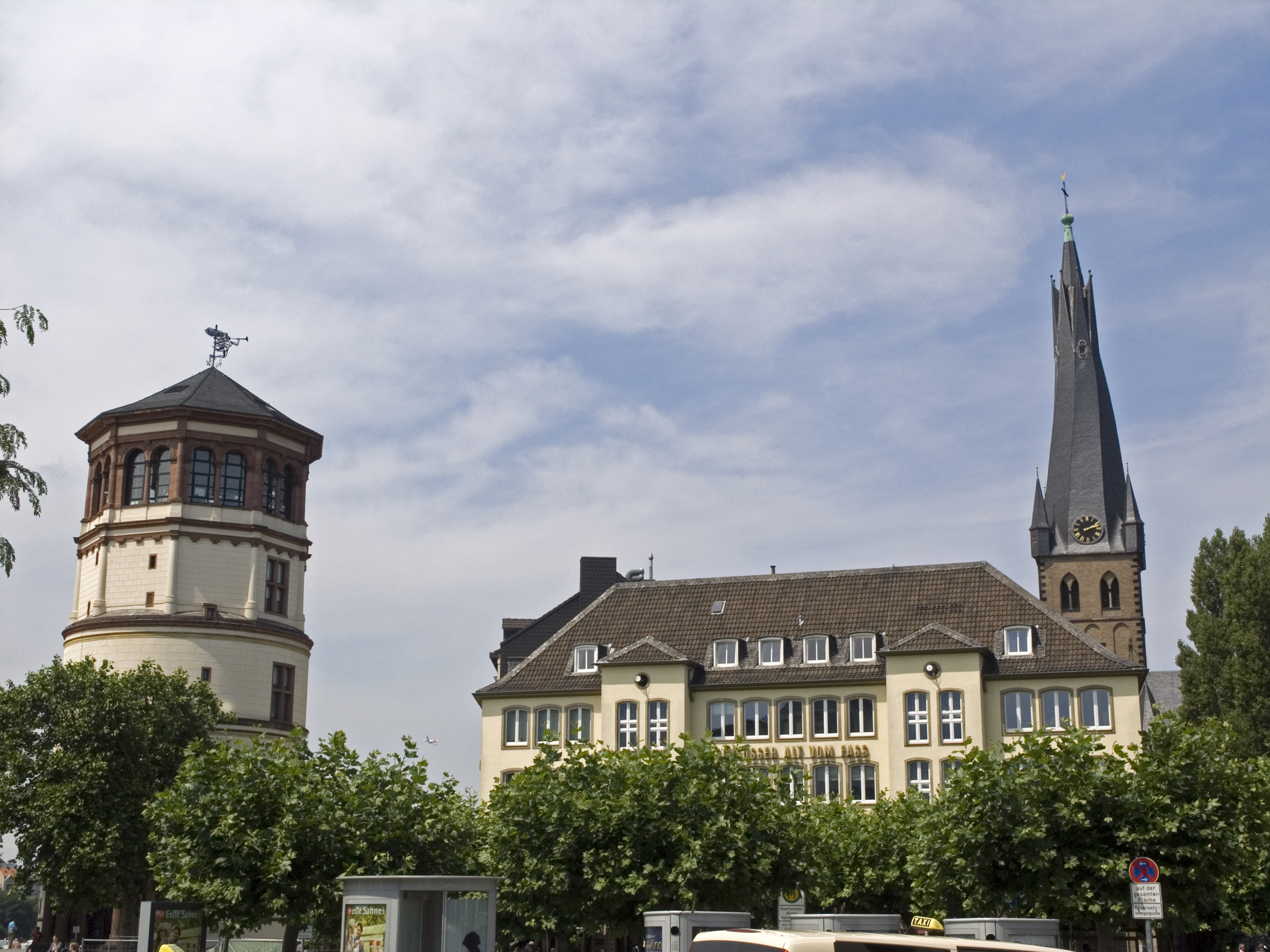 Burgplatz in Düsseldorf mit Blick auf den Rhein