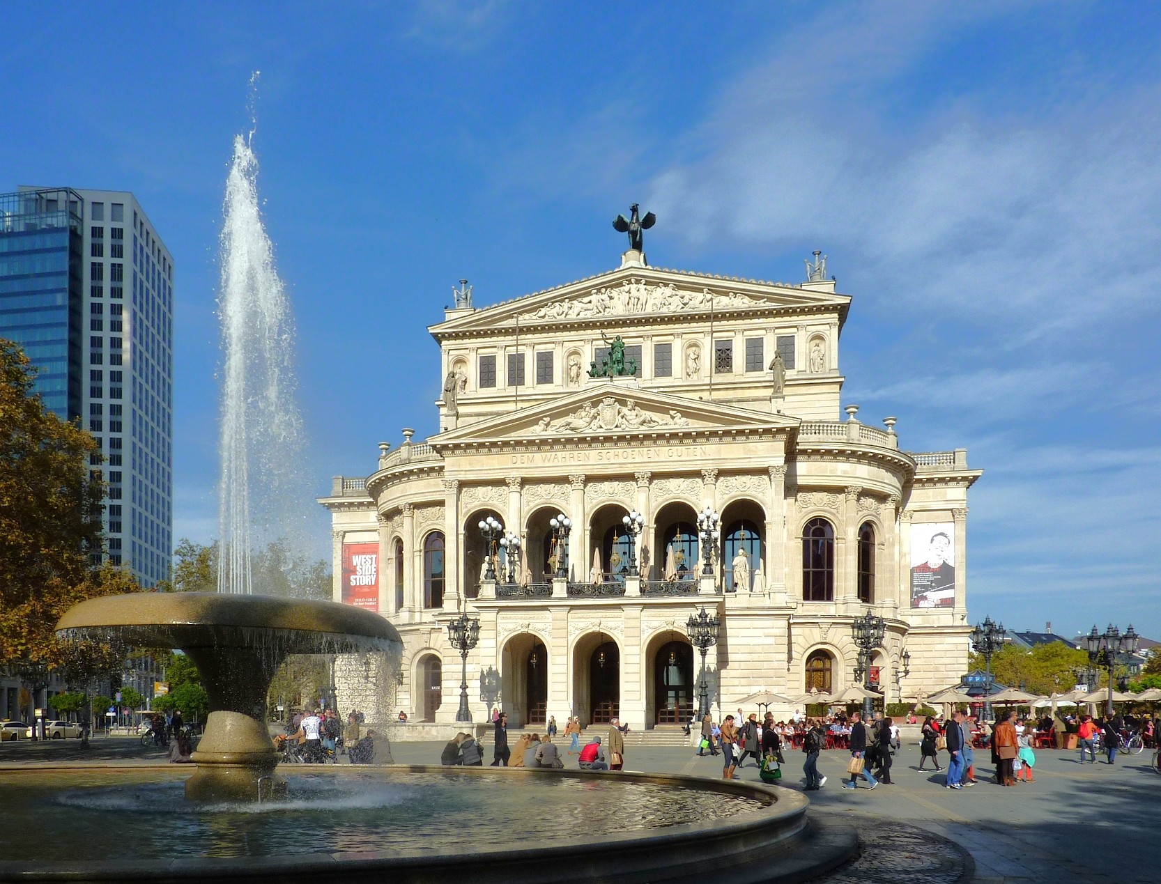 Alte Oper in Frankfurt am Opernplatz, Opernturm im Hintergrund