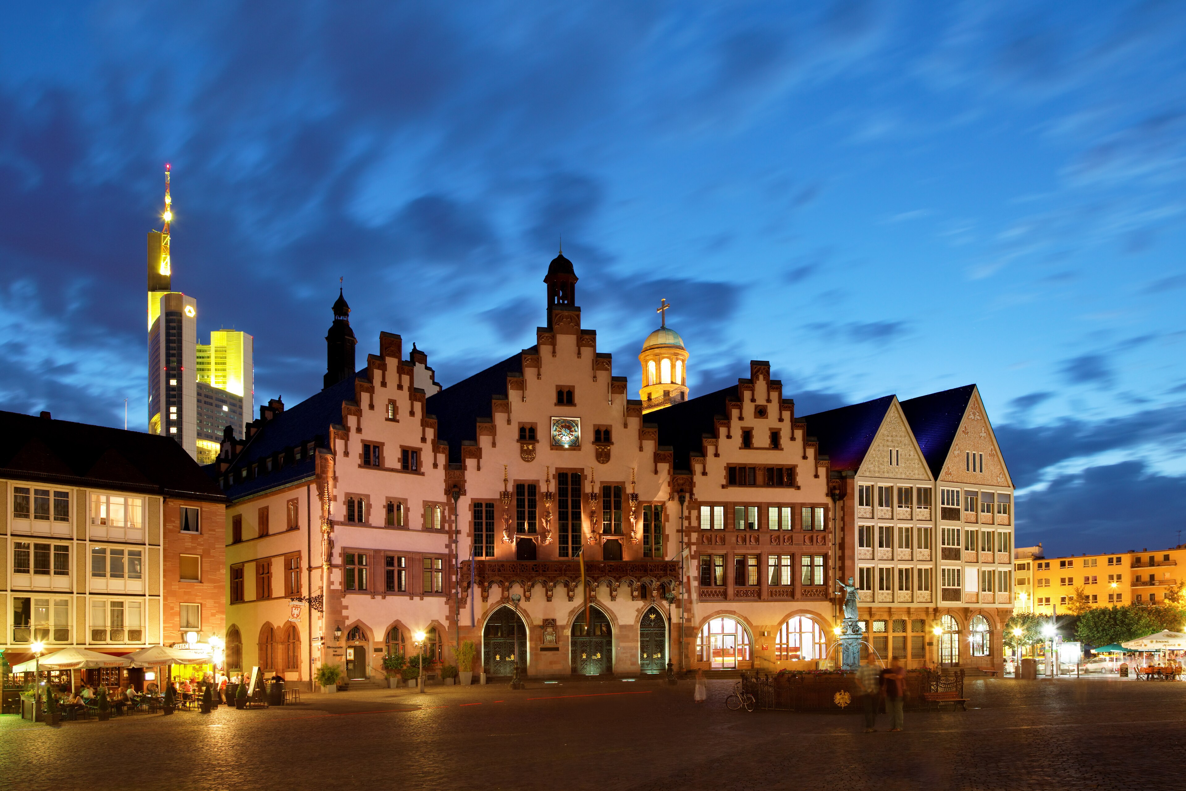 Römerberg in Frankfurt mit dem Römer am Abend