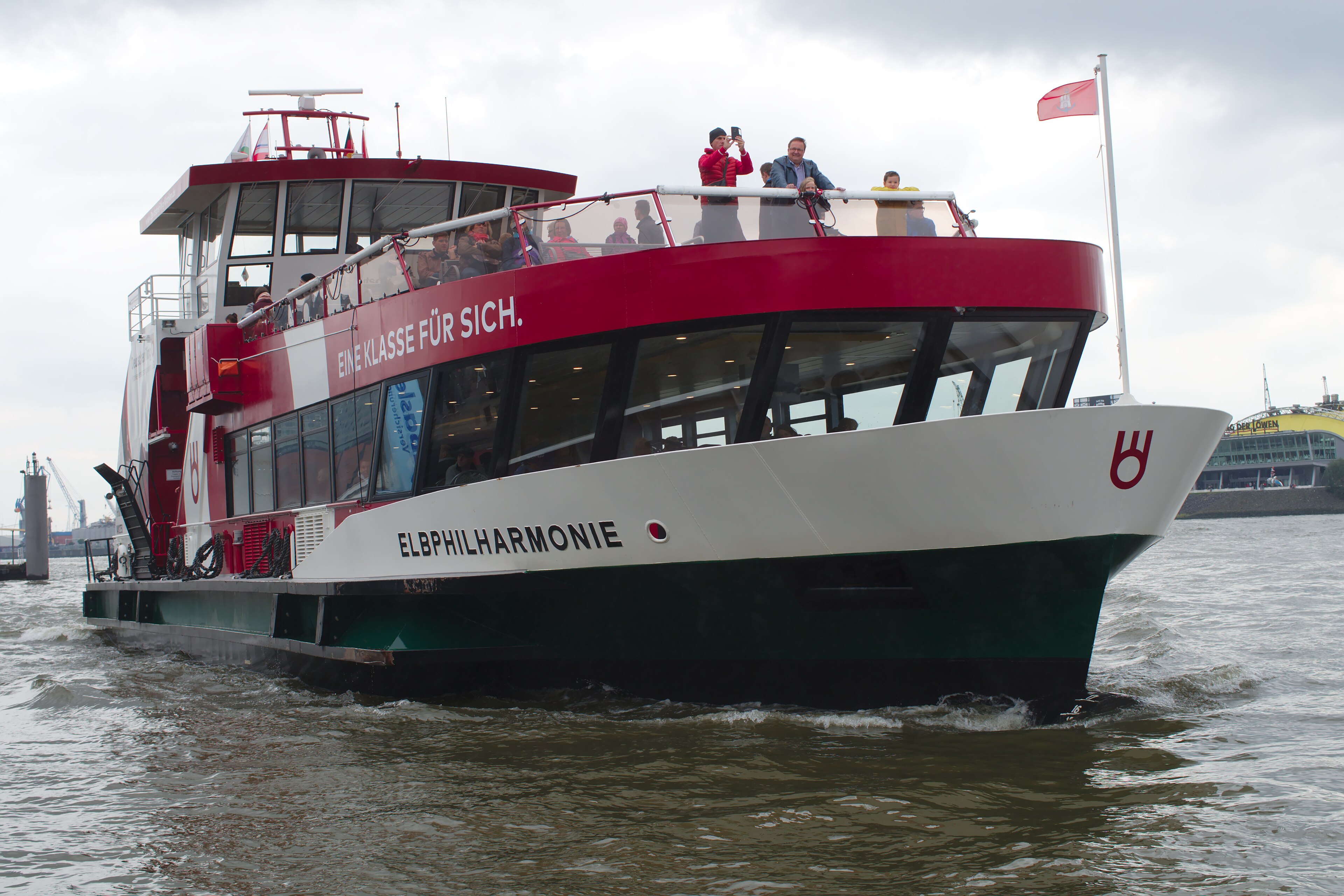 Landungsbrücken in Hamburg mit Hafenfähre und Elbphilharmonie