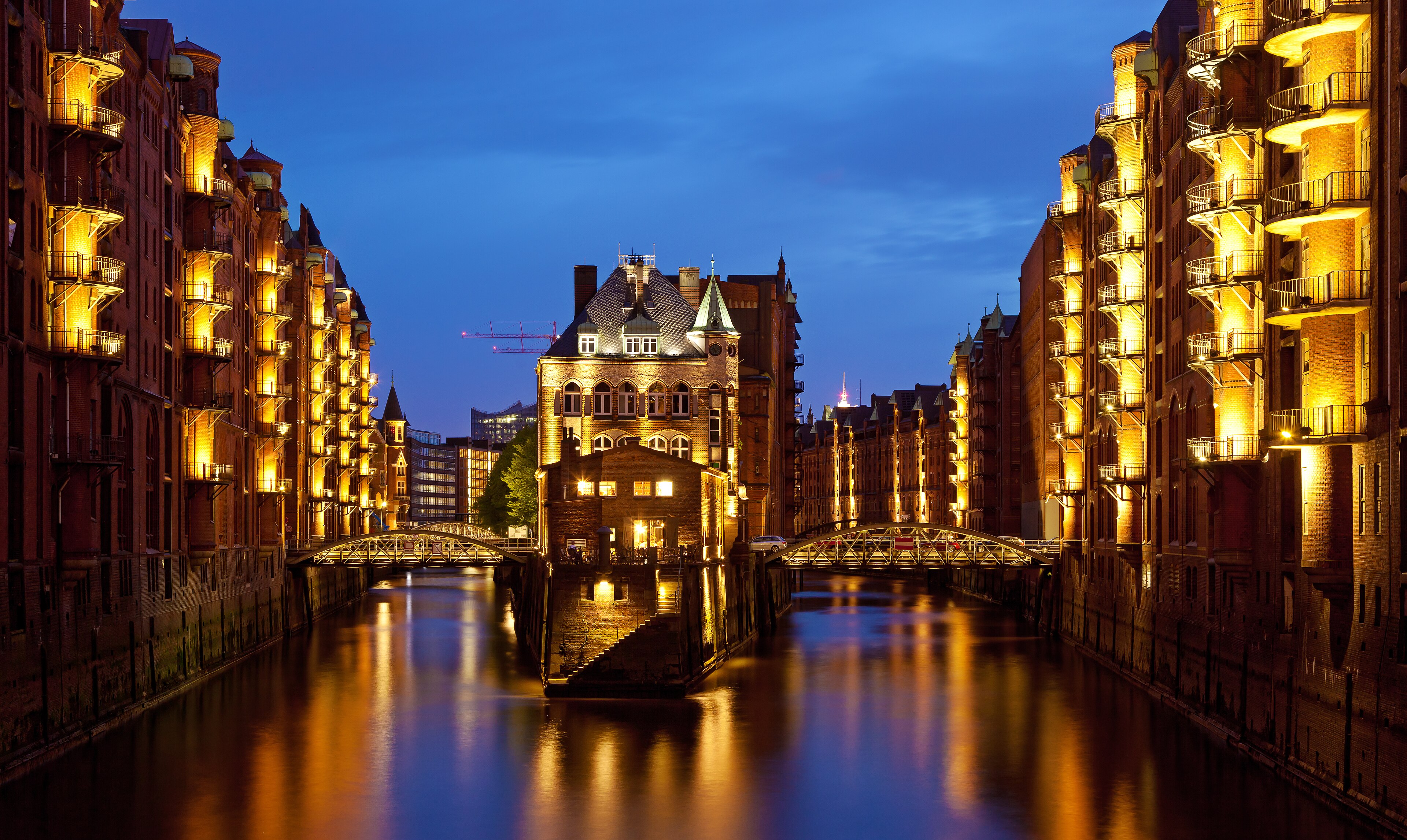Speicherstadt in Hamburg zur blauen Stunde, Blick von der Poggenmühlenbrücke
