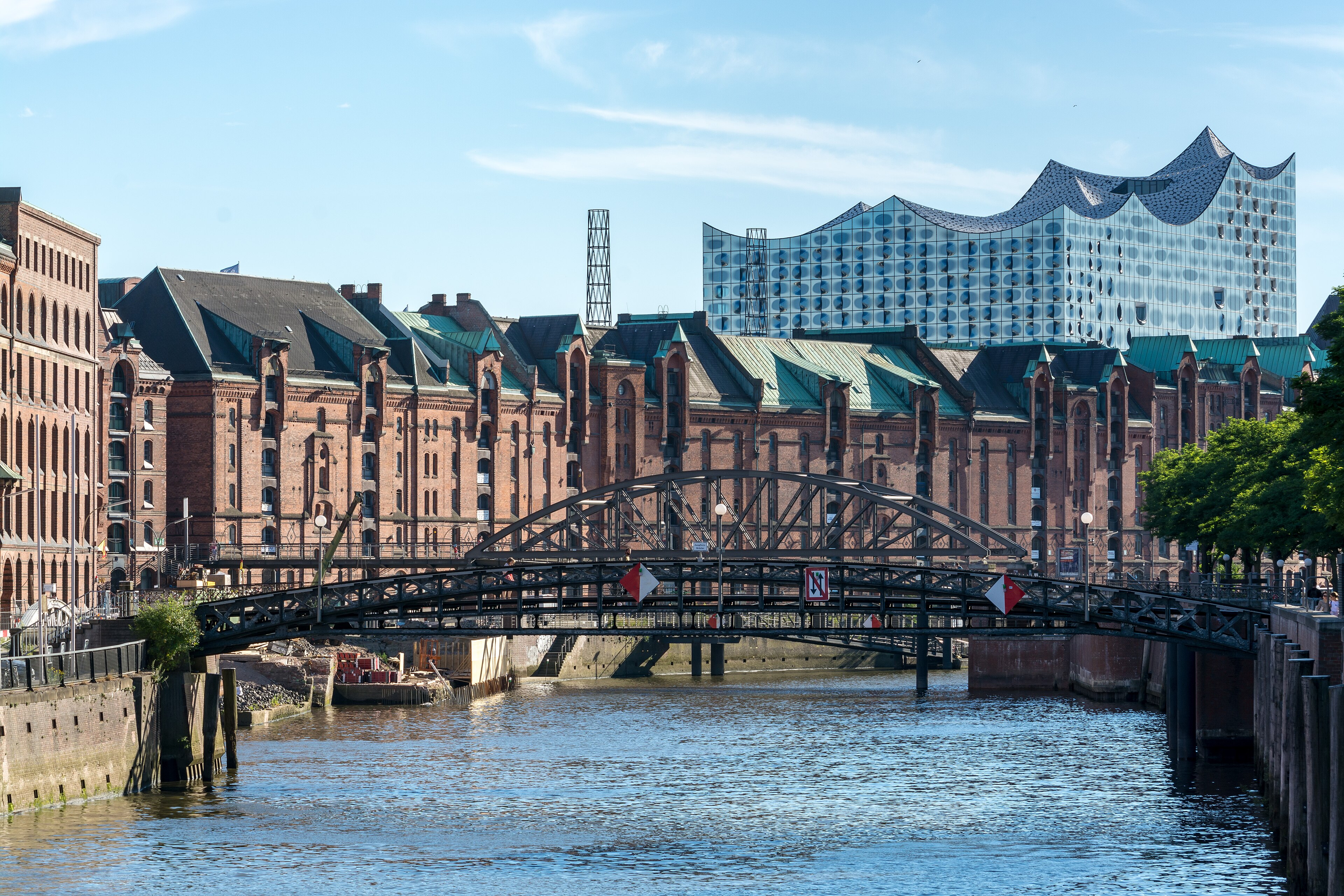 Speicherstadt am Zollkanal in Hamburg mit Elbphilharmonie im Hintergrund