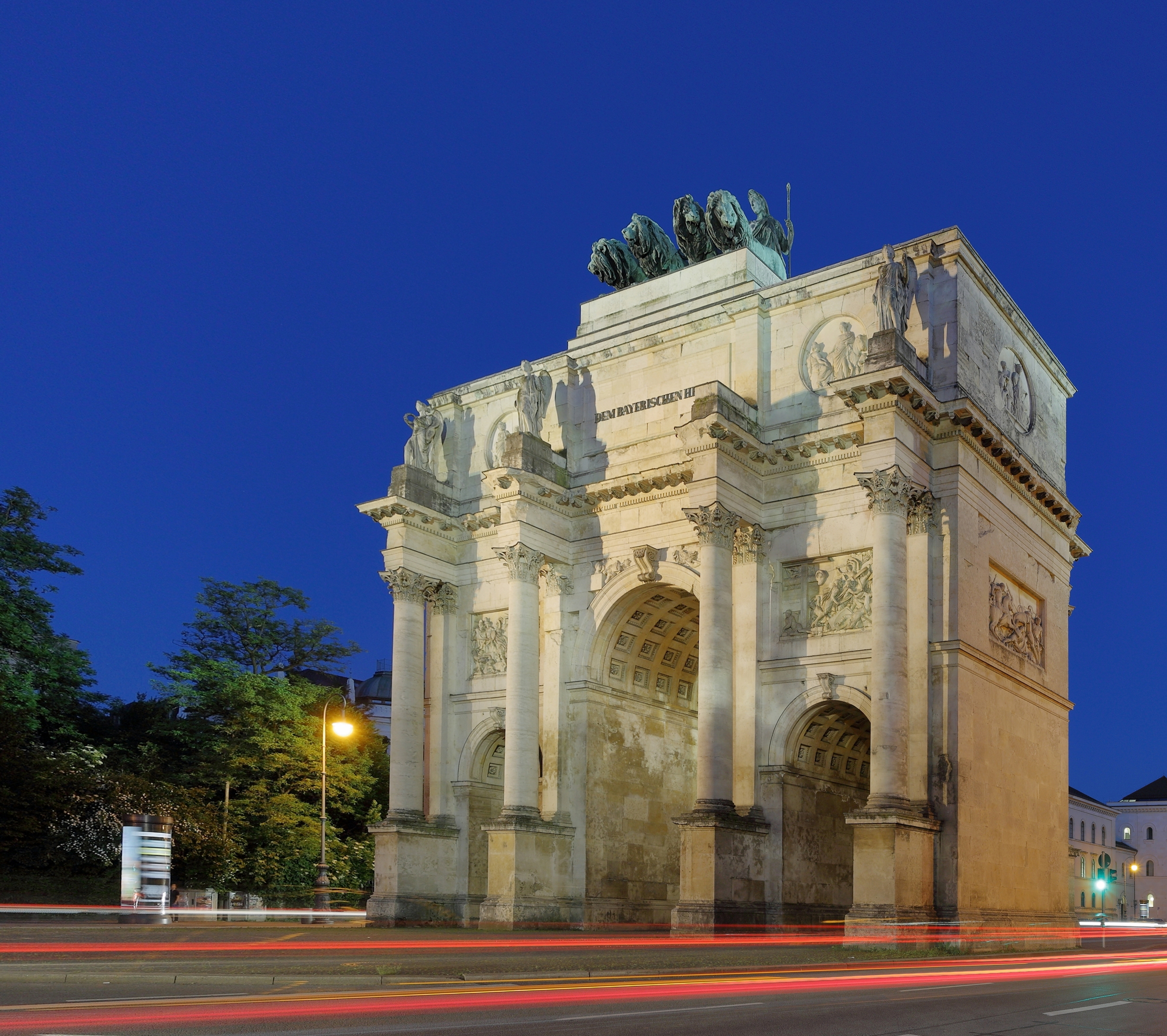 Siegestor in München an der Ludwigstraße zur blauen Stunde